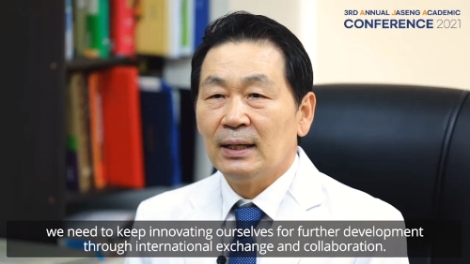 자생의료재단 박병모 이사장이 ‘2021 AJA 국제학술대회’의 폐회사를 진행하고 있다. 사진=자생한방병원