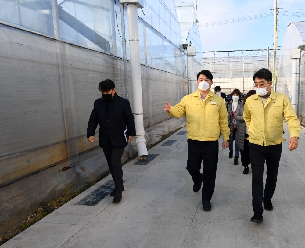 이한규 경기도 행정2부지사가 23일 오전 고양시 덕양구 소재 농가를 방문해 외국인노동자 한파피해 예방 현장 점검을 실시했다.