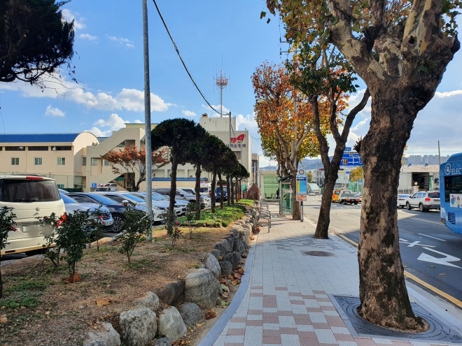 부산사하소방서 담장 허문 뒤 재정비된 모습.(사진제공=부산소방재난본부)