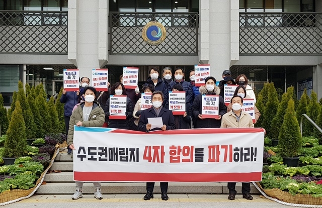이학재(국민의힘, 인천 서구갑) 전 국회의원이 인천시청 현관 앞에서 ‘수도권매립지정책 4자 협의체 합의’를 파기하라며 기자회견을 가지고 있다.(사진=박은규 제공)