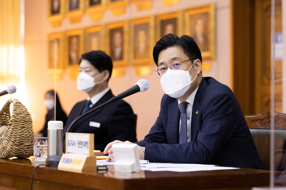 오병권 경기도지사 권한대행이 11월 확대간부회의를 진행하고 있다.