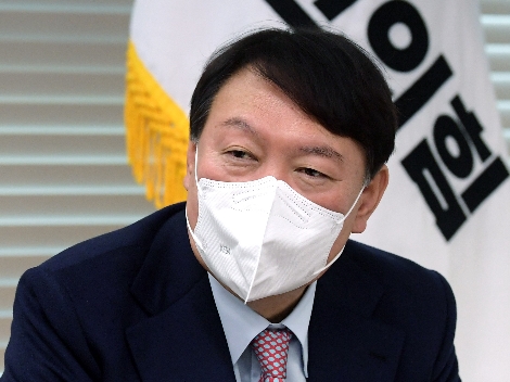 국민의힘 윤석열 대선 후보가 26일 오전 서울 여의도 당사에서 아이보시 고이치 주한 일본대사를 접견하고 있다. 사진=연합뉴스