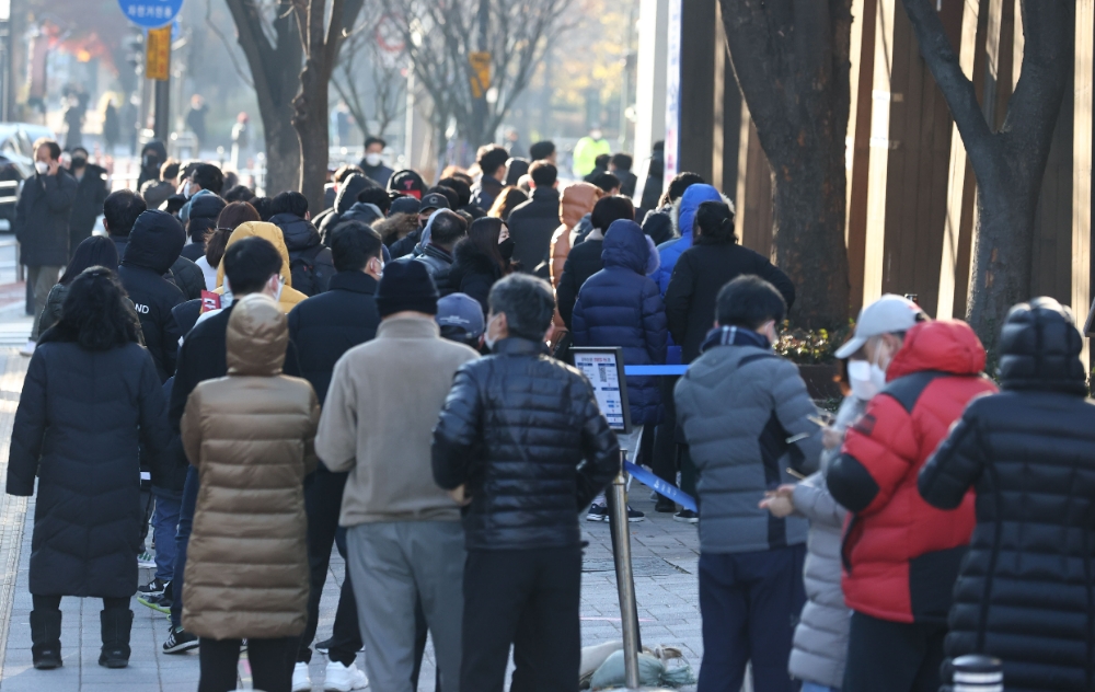 28일 오전 서울 송파구보건소 선별진료소를 찾은 시민들이 코로나19 검사를 받기 위해 줄을 서 있다.(사진=연합뉴스)