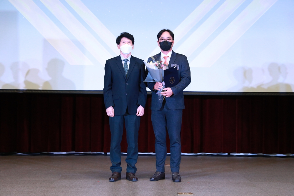 시상식에서 (좌) 정수용 서울시 복지정책실장과 (우) 김석원 한화건설 지원팀장.(사진=한화건설)