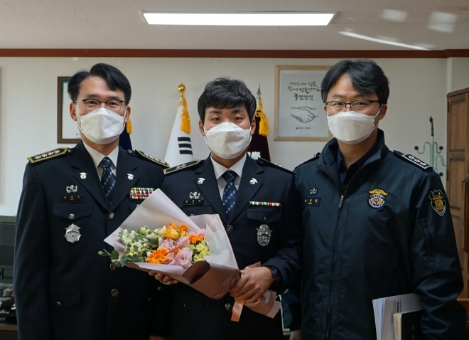 (사진 좌측부터) 최재우 울산구치소장(서기관), 신규직원(인치만 교도시보), 최정필 보안과장(교정관).(사진제공=울산구치소)