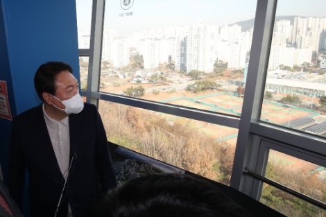 국민의힘 윤석열 대선 후보가 29일 세종시 밀마루 전망대를 방문해 행정중심복합도시 전경을 바라보고 있다. 사진=연합뉴스