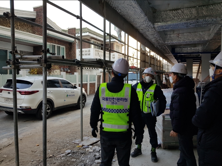 동절기 대비 수원시 건설현장 합동점검 전경.(사진=국토안전관리원)