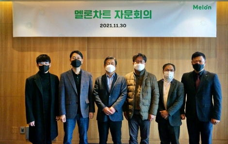 왼쪽부터 ‘멜론차트 자문회의’ 1차 회의에 참석한 최광호 한국음악콘텐츠협회 사무총장, 김민용 경희대 경영학과 교수, 이제욱 카카오엔터테인먼트 멜론부문 대표, 정진근 강원대 법학전문대학원 교수, 황신 한국콘텐츠진흥원 사회가치추진단 단장, 정훈 한국음악실연자연합회 사업국 국장. 사진=카카오엔터테인먼트