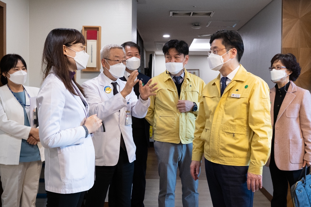오병권 경기도지사 권한대행이 코로나19 전담병원을 방문해 현장 의료진들을 격려했다.