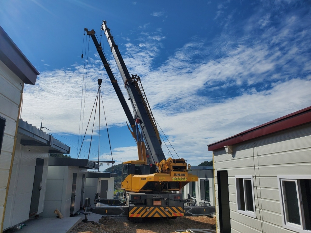 친환경 모듈러 숙소 설치 모습.(사진=포스코건설)