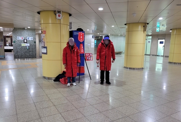 사회봉사대상자들이 구세군냄비모금활동을 하고 있다.(사진제공=서울보호관찰소)
