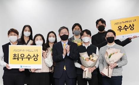 지난 1일 서울 푸르덴셜타워에서 열린 ‘푸르덴셜 주니어보드 1기 우수 연구과제 시상식’에서 민기식 푸르덴셜생명보험 대표이사 사장과 수상자들이 기념사진을 찍고 있다. 사진=푸르덴셜생명보험