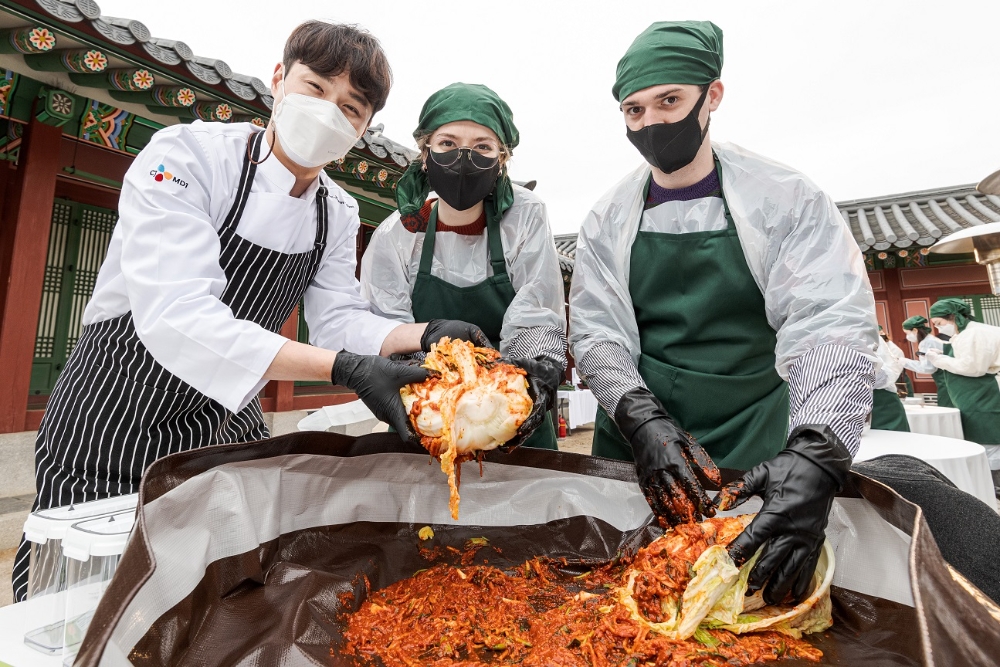 CJ제일제당 비비고, MZ세대 내·외국인을 대상 ‘생애 첫 김장’ 행사 진행