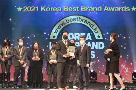 더블피그커뮤니케이션즈 장재범 대표이사가 28일 가평문화예술회관 대공연장에서 '럭셔리 브랜드 모델 어워즈'에서 베스트 브랜드 대상을 수상하고 있다. 사진=더블피그커뮤니케이션즈