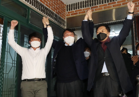 3일 이준석 대표(왼쪽부터), 윤석열 후보, 김기현 원내대표가 울산시 울주군 한 식당에서 만찬 회동 후 손을 맞잡고 있다. 사진=연합뉴스