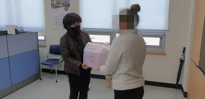 오정순 보호관찰위원이 생일을 맞이한 보호관찰 청소년에게 축하 케이크를 전달하며 격려하고 있다.(사진제공=공주보호관찰소)