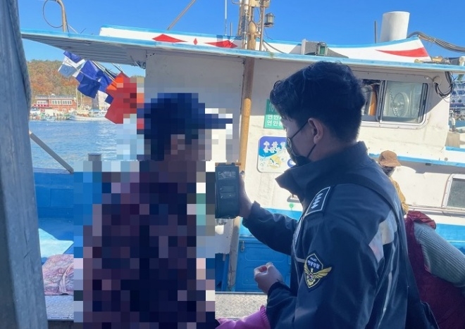 음주운항 단속 모습.(사진제공=울산해양경찰서)