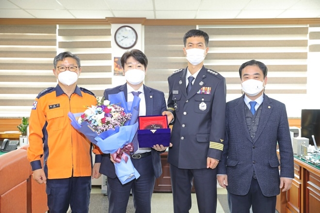 부산 북구의회 윤동철 부의장에게 감사패를 수여하고 기념촬영.(사진제공=부산소방재난본부)