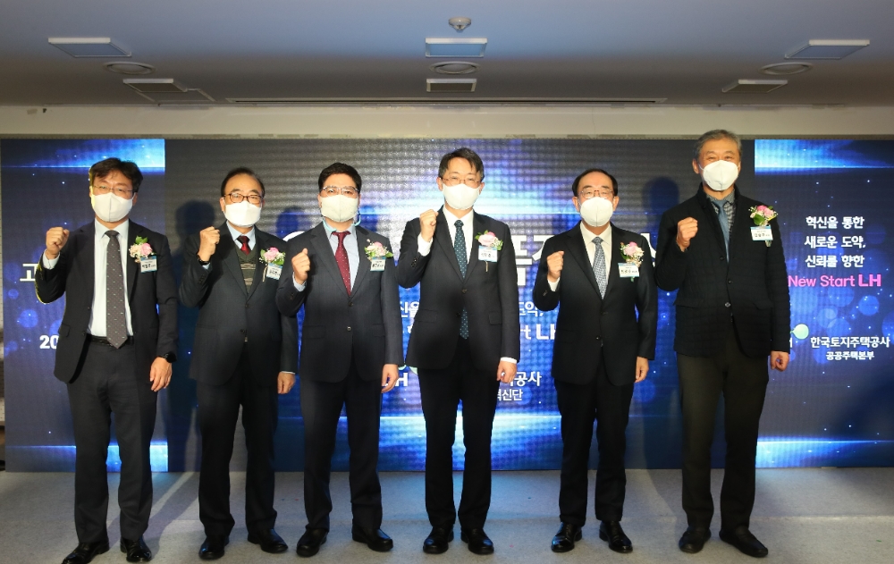 김현준 LH사장(사진 오른쪽 세 번째)과 수상자들이 기념촬영을 하고 있다.(사진=LH)