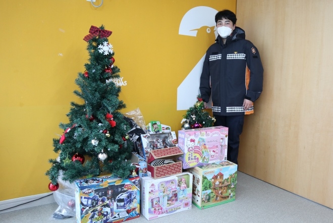 백혈병 어린이 크라스마스 선물을 마련한 창선119안전센터 이성훈 소방교.(사진제공=부산소방재난본부)