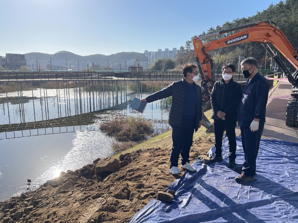 오규석 기장군수는 12월 10일 일광신도시 저류지 공원화 사업 조성 현장을 방문해 주민들의 자연·문화·휴식 공간으로 조성될 일광신도시 내 저류지 공사 진행사항을 점검하고 있다.(사진제공=부산 기장군)