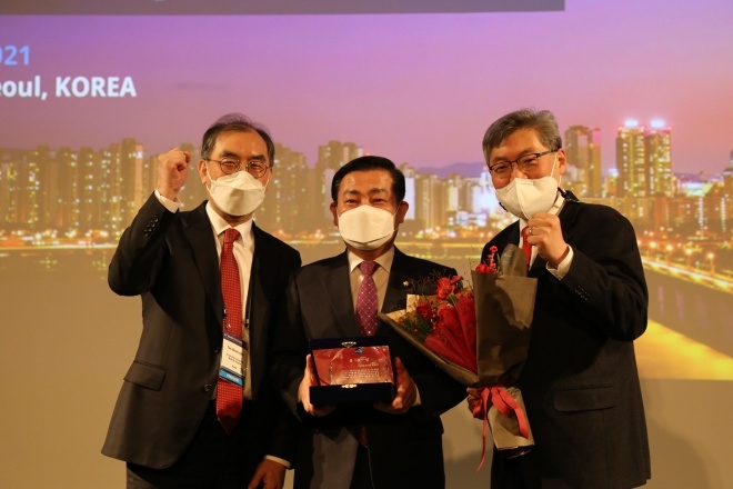 백종헌 의원(가운데)이 파킨스학회 공로상을 수상하고 기념촬영.(사진제공=백종헌의원실)