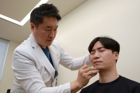 자생한방병원 김하늘 원장이 안면신경마비 환자에게 침치료를 실시하고 있다. 사진=자생한방병원