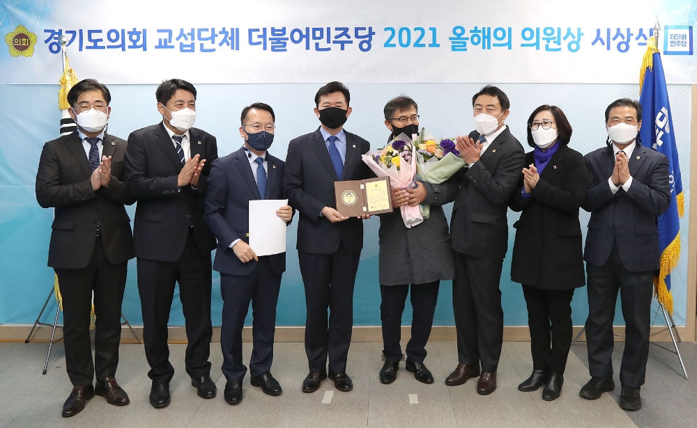 수상자들이 기념촬영을 하고있다.