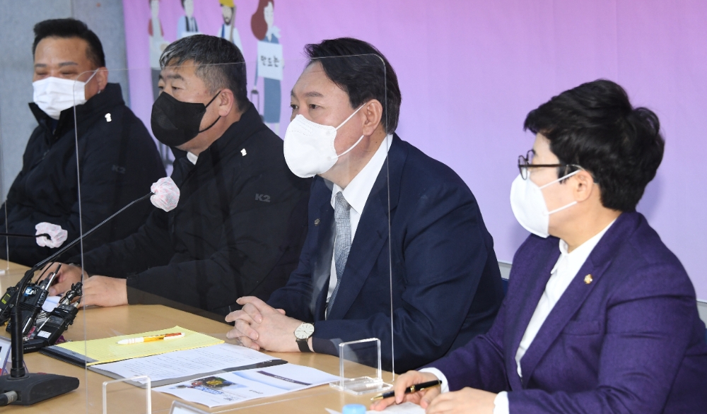 국민의힘 윤석열 대선 후보가 15일 오전 서울 여의도 한국노총에서 정책간담회를 진행하고 있다. 사진=연합뉴스