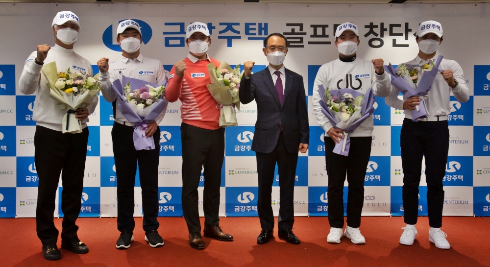 (좌측부터) 금강주택 프로골프단 창단식에 참석한 허인회, 김승혁, 최호성, 금강주택 최상순 대표이사, 김영웅, 이세진.(사진=금강주택)