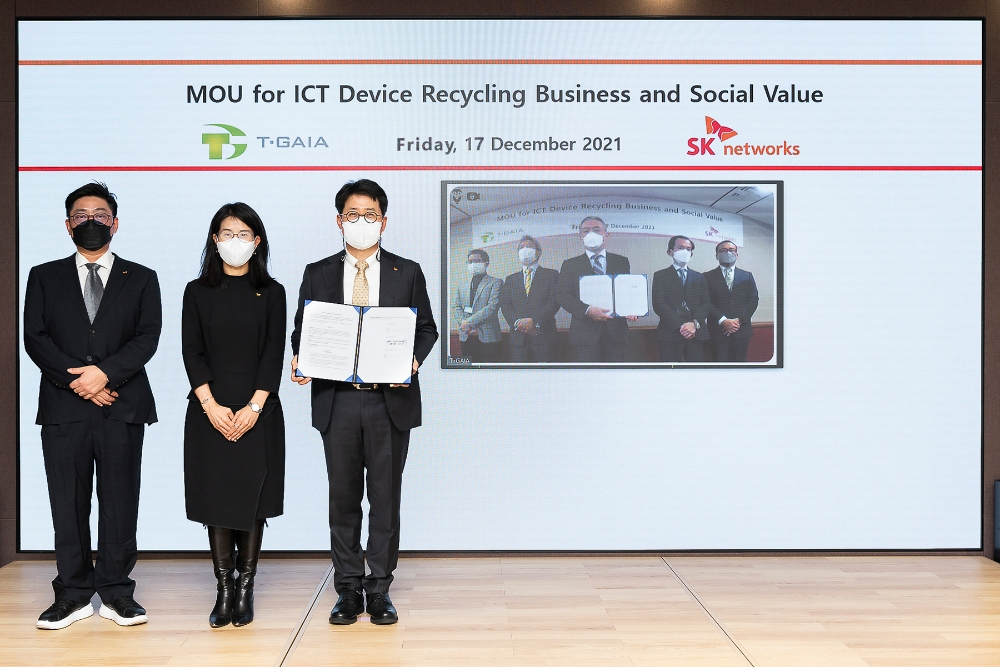 협약식 체결 후 양사 주요 임직원들이 기념 촬영을 하고 있다.(사진=SK네트웍스)