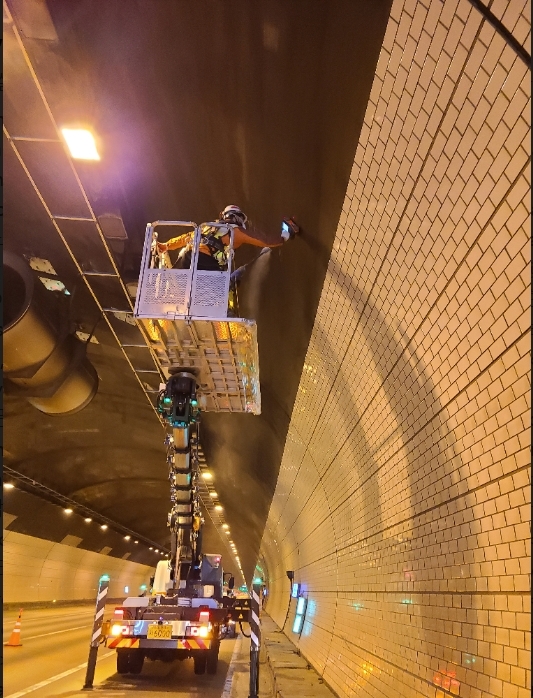 수리터널 정밀안전진단 장면.(사진=국토안전관리원)