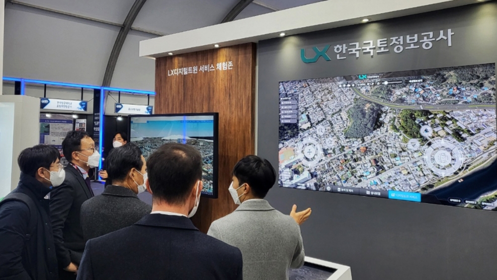 ‘2021 제2회 대한민국 드론 박람회’가 열린 가운데 LX공사가 마련한 디지털트윈 서비스 체험존에서 참석자들이 설명을 듣고 있다. (사진= LX공사)