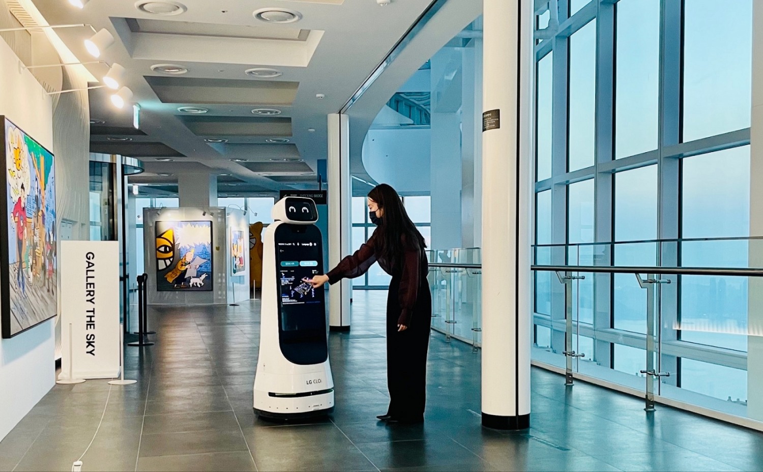 풀무원푸드앤컬처, 부산엑스더스카이 전망대에 안내로봇 클로이 운영