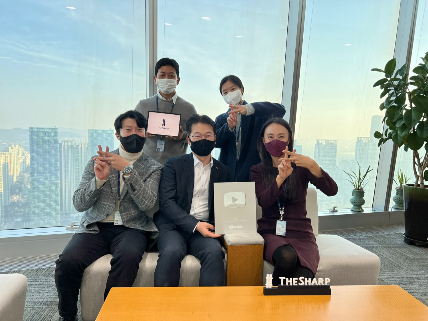 포스코건설 건축사업본부 전훈태실장(1열 중간)과 직원들이 '더샵TV'의 실버버튼 수령을 기념하여 단체 촬영을 하고 있다.(사진=포스코건설)