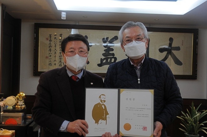 대한적십자사 부산지사 서정의 회장(사진왼쪽)이 대한적십자사 신희영 회장을 대신해 신정택 회장(사진우측)에게 적십자사 중앙위원 선임증을 전달하고 기념촬영.(사진제공=대한적십자사 부산지사)