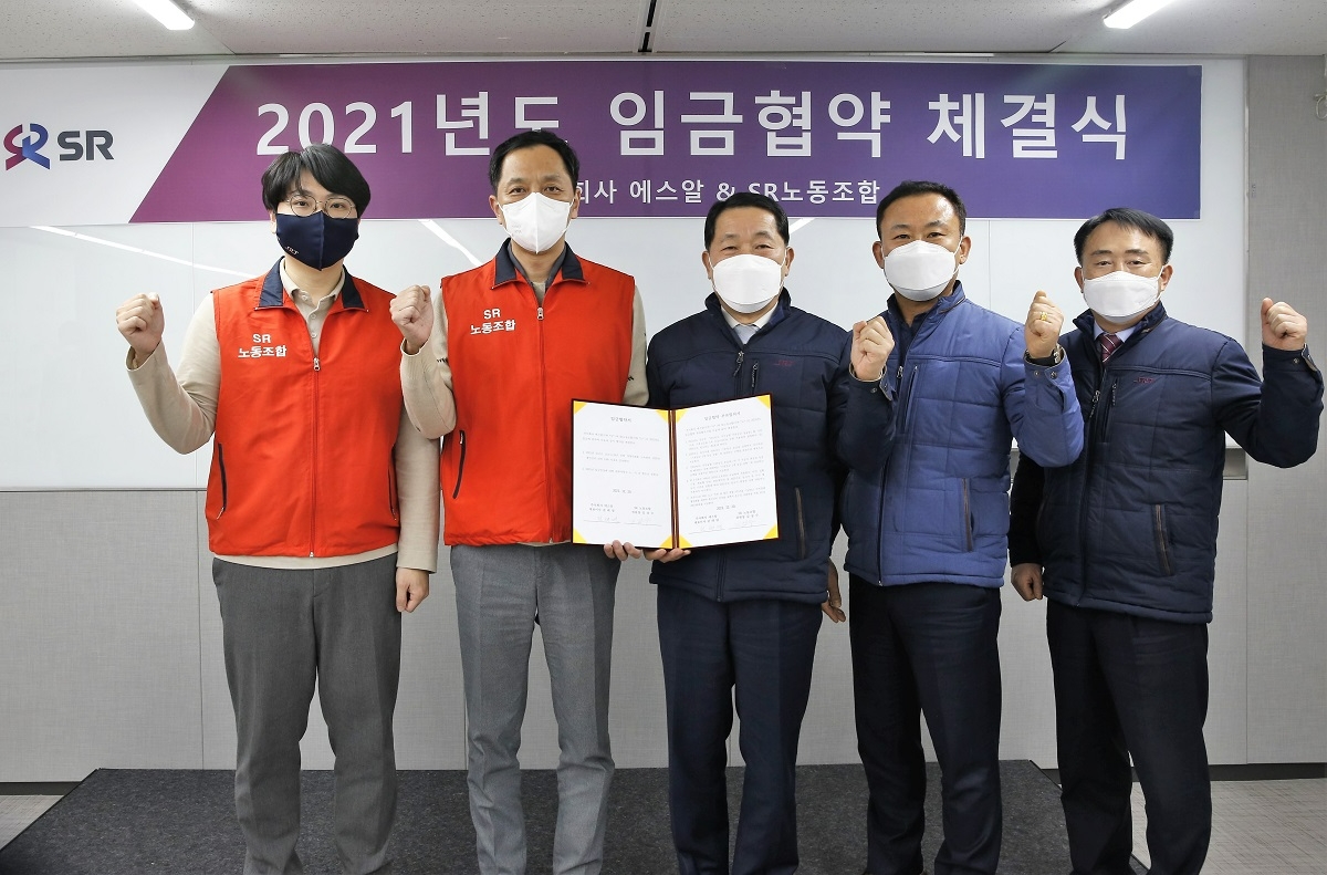 권태명 SR 대표이사(가운데), 김상수 SR노동조합 위원장(왼쪽 두 번째).(사진=SR)