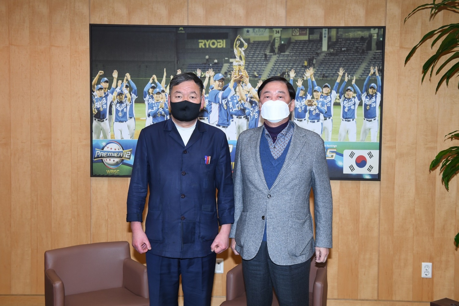 오규석 부산 기장군수(왼쪽)가 21일 한국야구명예의 전당 조속 건립을 위한 정지택 KBO총재와 면담을 갖고 기념촬영. (사진제공=부산 기장군)