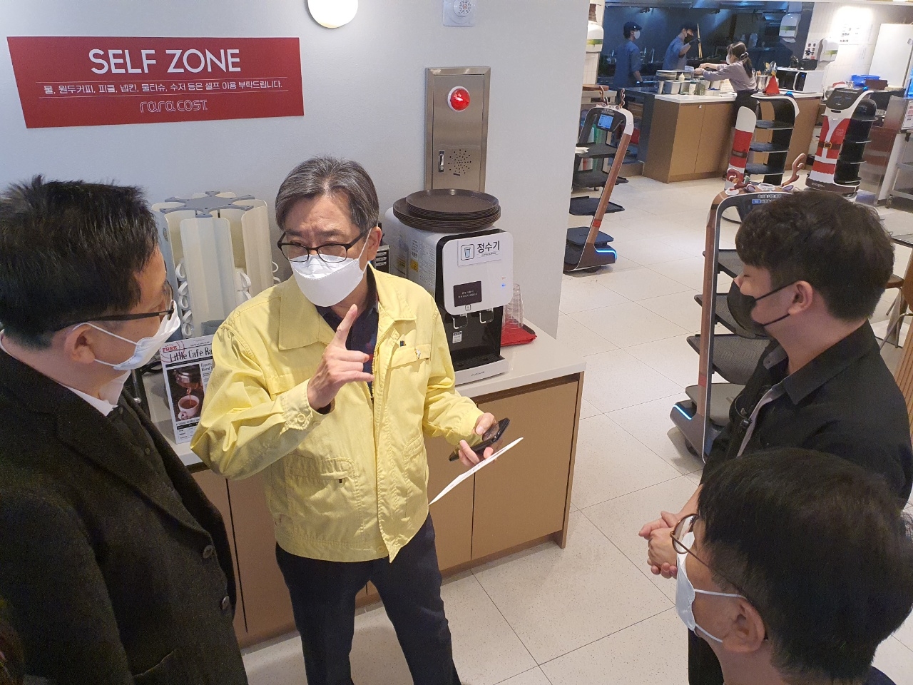 홍진환 부산식약청장이 빙상장 내 음식점 위생방역관리 현장을 점검하고 있다. (사진제공=부산식약청)