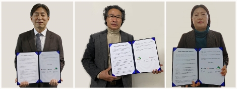 왼쪽부터 윤용 LG헬로비전 CRO 전무, 이해동 은평구청 공원녹지과 과장, 이정희 재단법인 녹색미래 사무국장이 업무협약서를 들고 있는 모습. 사진=LG헬로비전