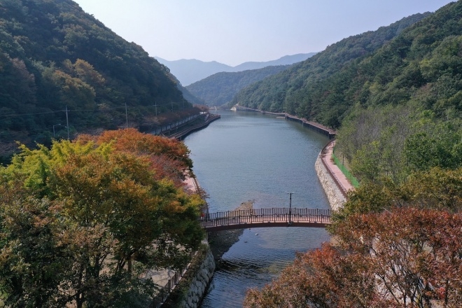 기장군 좌광천 상류 병산저수지 일원 병산둘레길 산책로 전경.(사진제공=부산 기장군)
