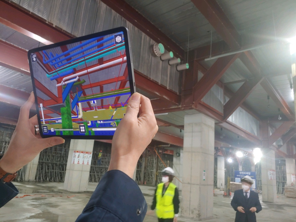 반도건설이 서울 가산동 지식산업센터 현장에 적용중인 증강현실(AR) 모습.(사진=반도건설)