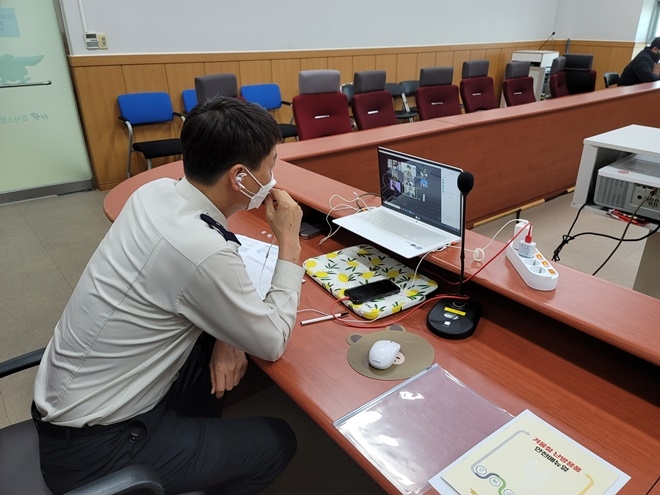 겨울철 화재예방을 위해 피난약자시설 관계인과 영상회의를 하고 있다. (사진제공=부산소방재난본부)