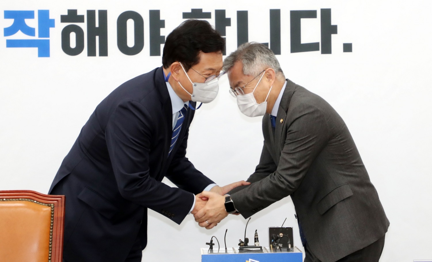 최강욱 대표와 악수하는 송영길 대표.(사진=연합뉴스)