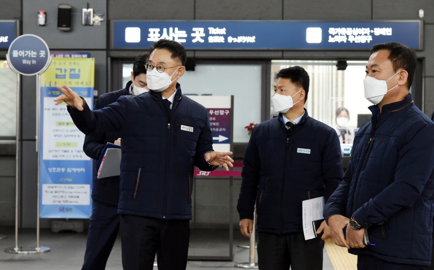 이종국 SR 신임 대표이사(왼쪽)가 현장경영으로 공식 업무에 돌입했다. 수서역을 방문해 근무 중인 직원들을 격려하는 등 SR대표이사 임기를 시작했다.(사진=SR)