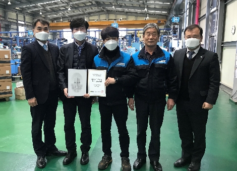 남광일 기술보증기금 본부장(왼쪽)과 민경환 ㈜마이크로케이블 대표이사(가운데)가 관계자들과 함께 기념 촬영을 하고 있다. 사진=기술보증기금