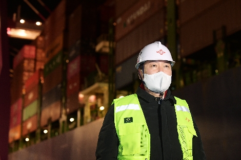 국민의힘 윤석열 대선 후보가 새해 첫날인 1일 0시 대외 교역 최전선인 인천신항 선광신컨테이너터미널(SNCT)을 찾아 하역 현장을 둘러본 뒤 취재진을 만나 발언하고 있다. 사진=연합뉴스
