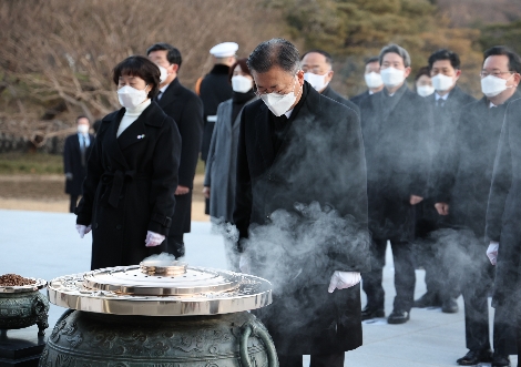 문재인 대통령과 국무위원들이 새해 첫날인 1일 서울 동작동 국립서울현충원을 방문, 현충탑에 헌화한 뒤 묵념하고 있다. 사진=연합뉴스