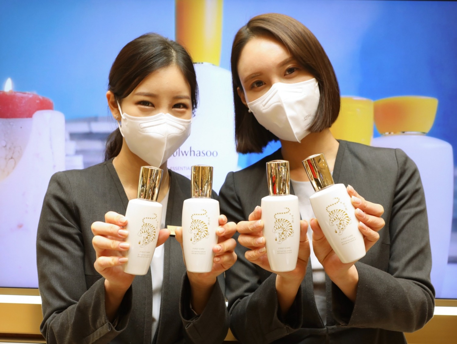 롯데백화점은 신년을 맞이하여, 백화점 단독으로 설화수의 '윤조에센스 호랑이 해 에디션 세트'를 판매한다. 이번 '윤조에센스 호랑이 해 에디션 세트'는 설화수의 베스트 셀러 아이템인 '윤조에센스'에 호랑이 일러스트를 넣었으며, 윤조에센스 90ml. 데일리루틴 4종 세트로 구성되었다. 1월 2일(일)부터 전점 3,000세트 한정 수량으로 판매하며, 구매 고객 대상 L.POINT 3,000점을 추후 추가 적립된다.