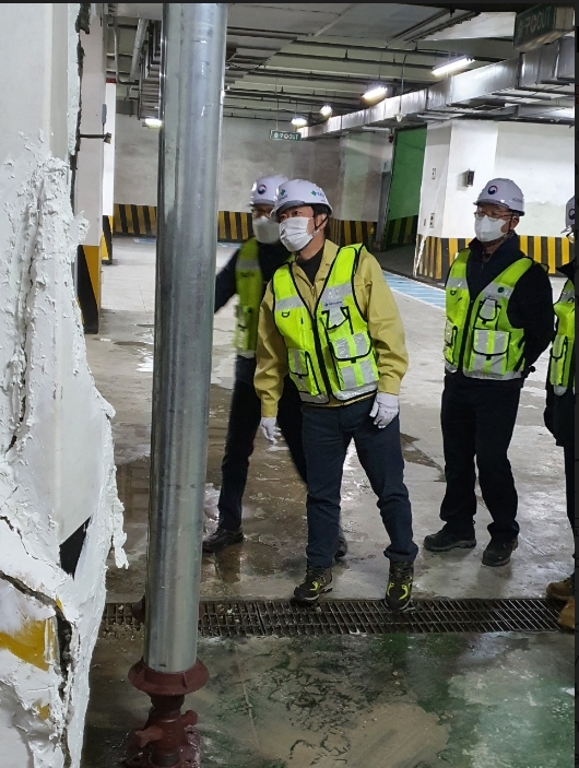 국토안전관리원 박영수 원장, 고양시 마두역 상가 건물 안전상태 점검.(사진=국토안전관리원)